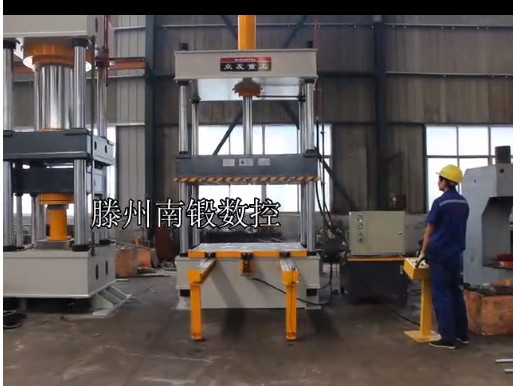 100吨可移动工作台定子转子压装成型液压机试机视频 